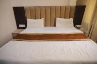 Ein Bett oder Betten in einem Zimmer der Unterkunft Hotel Green Apple BAREILLY
