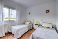 Posteľ alebo postele v izbe v ubytovaní Family Villa in Benifayó with Year-Round Private Pool