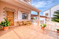 Balkón alebo terasa v ubytovaní Family Villa in Benifayó with Year-Round Private Pool