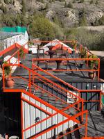 uma vista aérea de um estacionamento com uma mesa em Kübes By The Raasta em Jispa