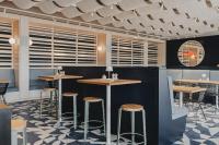 ランゲオークにあるSilt & Sand Langeoogの部屋にテーブルと椅子があるレストラン