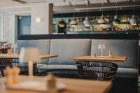 ランゲオークにあるSilt & Sand Langeoogのソファ、テーブル、椅子が備わるレストラン