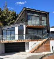 Großes Haus mit Balkon und Glas in der Unterkunft 1Queenstown - Stunning Lake and Mountain Views in Queenstown