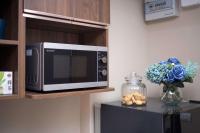 Kuchyň nebo kuchyňský kout v ubytování Апартаменты 1BR NaiHarn Beach S311 by IBG Property