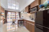 Kuchyň nebo kuchyňský kout v ubytování Апартаменты 1BR NaiHarn Beach S311 by IBG Property