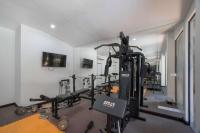 Fitness centrum a/nebo fitness zařízení v ubytování Апартаменты 1BR NaiHarn Beach S311 by IBG Property