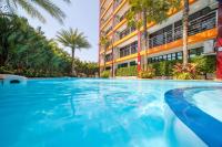 Bazén v ubytování Апартаменты 1BR NaiHarn Beach S311 by IBG Property nebo v jeho okolí