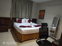 a bedroom with a bed with two birds on it at جولدن نيو حراء Golden New Hara- الشركة الذهبية العصرية الفندقية للشقق المخدومة in Jeddah
