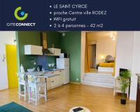 Una cocina con una mesa y un mostrador en una habitación. en LE SAINT CYRICE, en Rodez