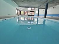 Bazén v ubytovaní Appartement confortable Flumet - Piscine, Parking, 2 ch, 6 pers - FR-1-603-69 alebo v jeho blízkosti