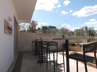 マテーラにあるAmarena Garden Houseのパティオ(椅子付)、バー付きのバルコニー