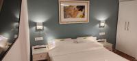 A bed or beds in a room at Papadioti Apartments
