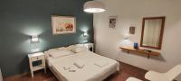 A bed or beds in a room at Papadioti Apartments