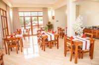 een eetkamer met houten tafels en stoelen bij Skylark Hotel in Karatu