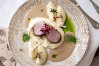 um prato de comida com carne em molho em Hotel Most Slávy em Trenčianske Teplice