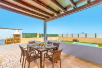 Bazén v ubytovaní Villa Ocean Pearl by Villa Plus alebo v jeho blízkosti