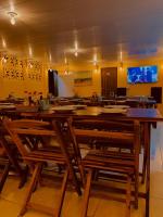 una sala da pranzo con un grande tavolo in legno e sedie di Pousada e Churrascaria Eucalipto a Água Preta