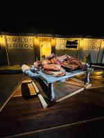 un vassoio di carne appoggiato su un tavolo di Pousada e Churrascaria Eucalipto a Água Preta