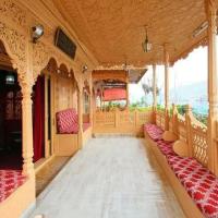 un vagón de tren con bancos y sillas. en The Heritage Group Of Houseboats, en Srinagar