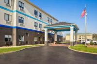 un estacionamiento frente a un hotel en Days Inn by Wyndham Collinsville St Louis, en Collinsville