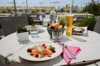 Jídlo v hotelu nebo okolí