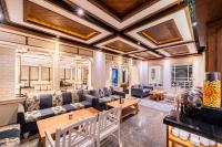 un soggiorno con divani e un tavolo di Stark Boutique Hotel and Spa a Kuta