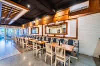 una sala da pranzo con tavoli e sedie in legno di Stark Boutique Hotel and Spa a Kuta