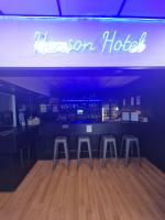 Henson Hotel Pleasure Beachに飾ってある許可証、賞状、看板またはその他の書類