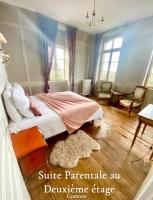 Łóżko lub łóżka w pokoju w obiekcie Mercier de Montigny - Les Chambres du Beffroi - SPA et Massage