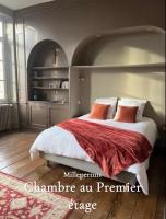 Łóżko lub łóżka w pokoju w obiekcie Mercier de Montigny - Les Chambres du Beffroi - SPA et Massage