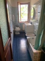 A bathroom at Appartamento vista mare, Sanremo