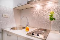 Kuchyňa alebo kuchynka v ubytovaní Split Oasis Studio Apartments