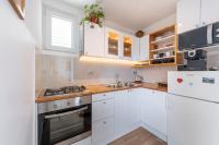 Kuchyňa alebo kuchynka v ubytovaní Apartment One , sea view , free parking