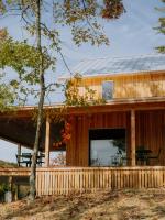 Casa de madera con techo solar en Prospect Berkshires, en North Egremont
