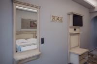 A television and/or entertainment centre at Carpe Diem Rooms Nei Pori