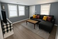 ein Wohnzimmer mit einer schwarzen Couch und einem Tisch in der Unterkunft Atlantic Breeze Motel &amp; Apartments in Ocean City