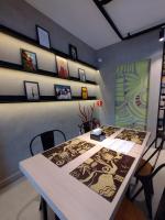 een kamer met een tafel en stoelen en een plank bij Studio Madalena in Sao Paulo