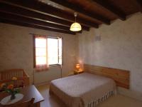 Łóżko lub łóżka w pokoju w obiekcie Gîte familial avec cheminée, jardin et espace jeux près de Chazelles-sur-Lyon et St-Galmier - FR-1-496-281