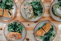 Ao-shimaAoshima Picnic Club的木桌上四盘食物