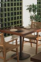 uma mesa de madeira com duas cadeiras e copos em Gerakas Belvedere hotel em Vasilikos