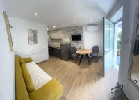 Televízia a/alebo spoločenská miestnosť v ubytovaní Eleonora Apartments