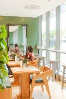 un grupo de personas sentadas en mesas en un restaurante en Accra Luxury Apartments @ The Lennox, en Accra