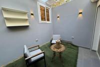 Posezení v ubytování 2BR Townhouse, 2 Bath, TV, Backyard - 326