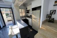Kuchyň nebo kuchyňský kout v ubytování 2BR Townhouse, 2 Bath, TV, Backyard - 326