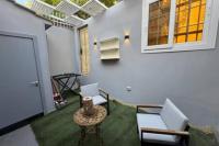 Posezení v ubytování 2BR Townhouse, 2 Bath, TV, Backyard - 326