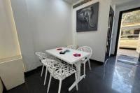 Posezení v ubytování 2BR Townhouse, 2 Bath, TV, Backyard - 326