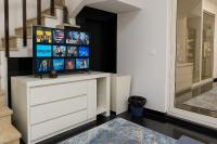 TV a/nebo společenská místnost v ubytování 2BR Townhouse, 2 Bath, TV, Backyard - 326