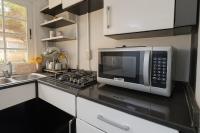 Kuchyň nebo kuchyňský kout v ubytování 2BR Townhouse, 2 Bath, TV, Backyard - 326