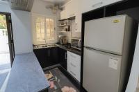 Kuchyň nebo kuchyňský kout v ubytování 2BR Townhouse, 2 Bath, TV, Backyard - 326