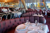 Un restaurante en un crucero con mesas y copas de vino. en Paris Las Vegas Hotel & Casino, en Las Vegas